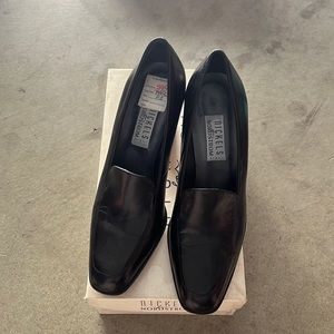 Nickel’s Nordstrom woman shoes-black leather and made in Italy.